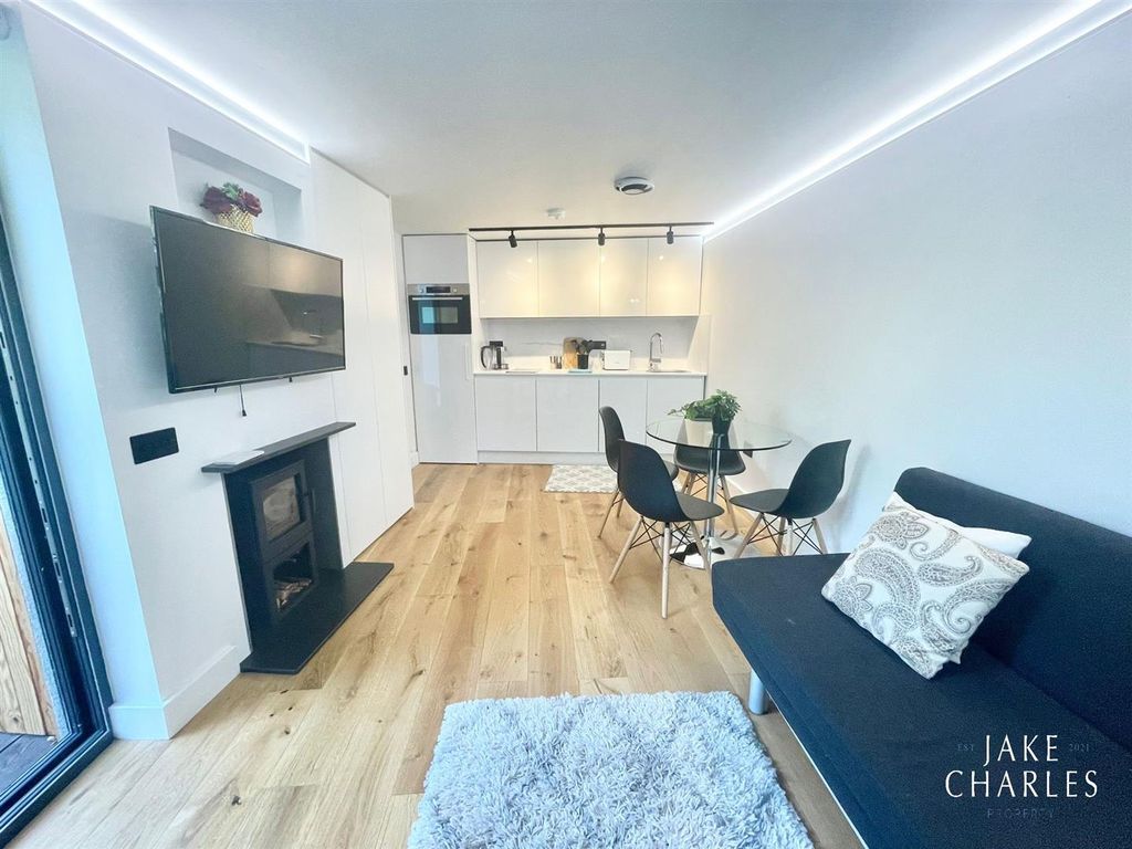 1 bed flat to rent in Woodside Avenue, London N6, £3,500 pcm