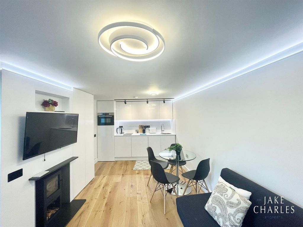 1 bed flat to rent in Woodside Avenue, London N6, £3,500 pcm