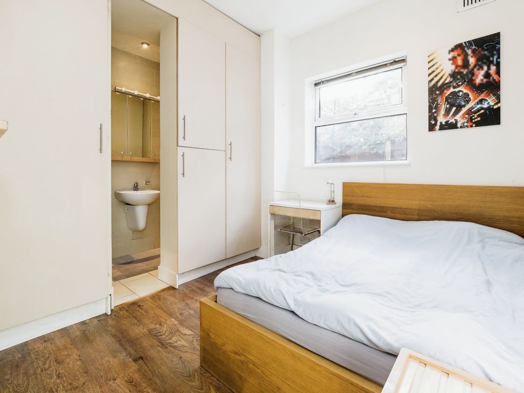 3 bed flat for sale in Clova Road, London E7, £550,000