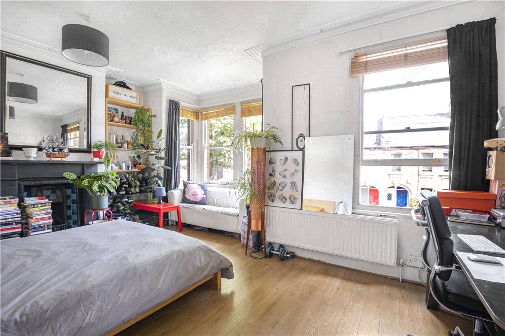 2 bed flat for sale in Blyth Road, London E17, £450,000