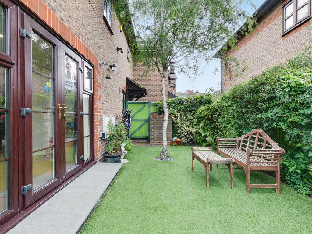 3 bed semi-detached house for sale in Bartlett Close, London E14, £800,000