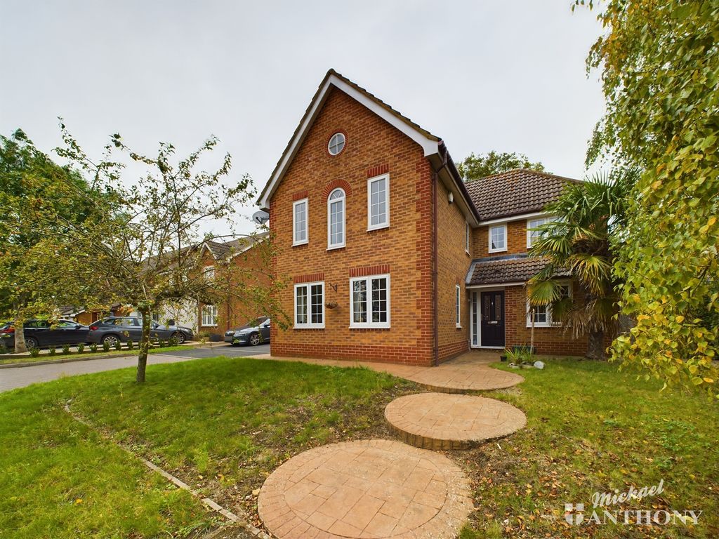 4 bed detached house to rent in Warren Close, Stone, Aylesbury HP17, £2,400 pcm