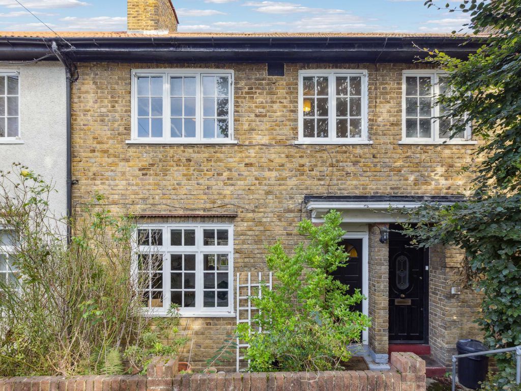 3 bed property for sale in Merton Road, London SW18, £750,000