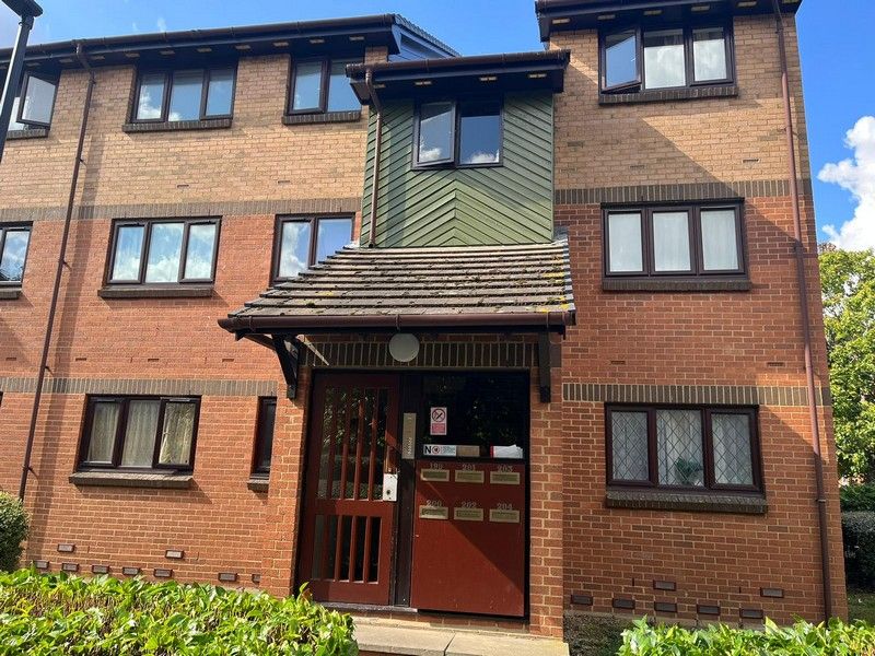 2 bed flat to rent in Maltby Drive, Enfield EN1, £1,500 pcm