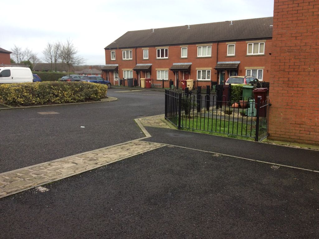 1 bed flat to rent in Lightwood Close, Bolton BL4, £470 pcm