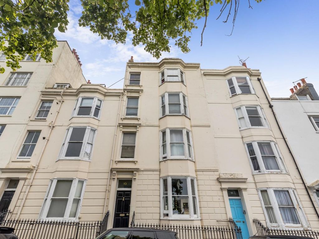 2 bed flat for sale in Dorset Gardens, Brighton BN2, £400,000