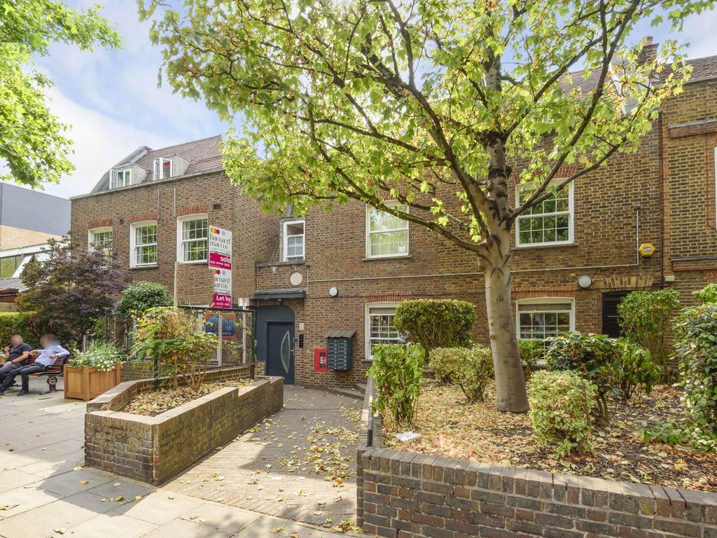 1 bed flat for sale in High Road, London N20, £375,000