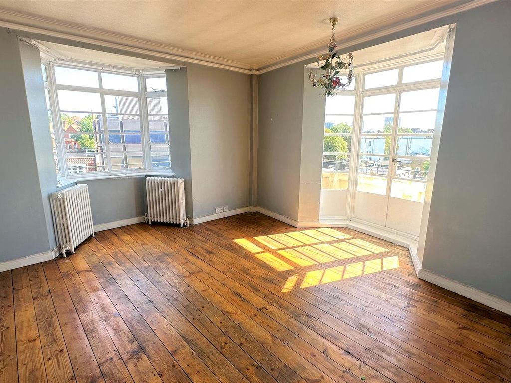 3 bed flat for sale in Finchley Road, London NW3, £750,000