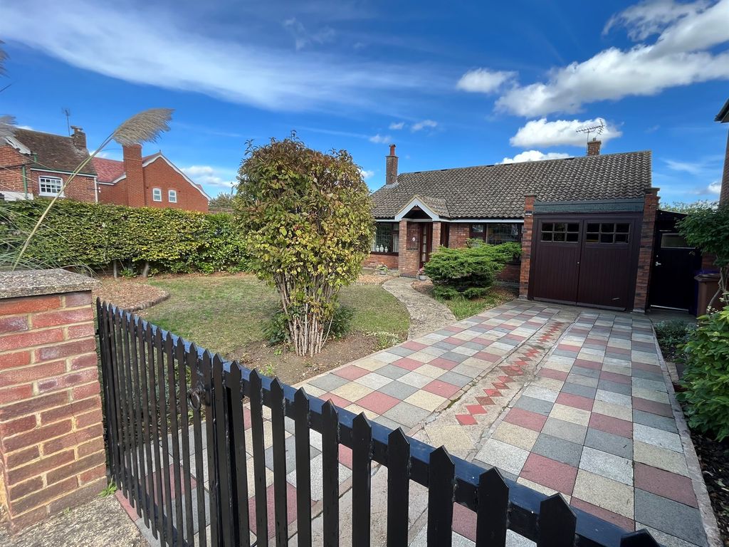 2 bed detached bungalow for sale in Arlesey Road, Ickleford, Hitchin SG5, £630,000