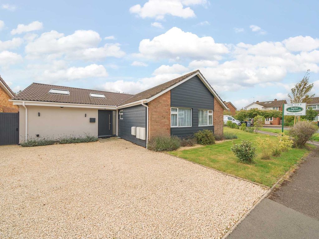 4 bed detached bungalow for sale in Meadway, Harrold MK43, £575,000