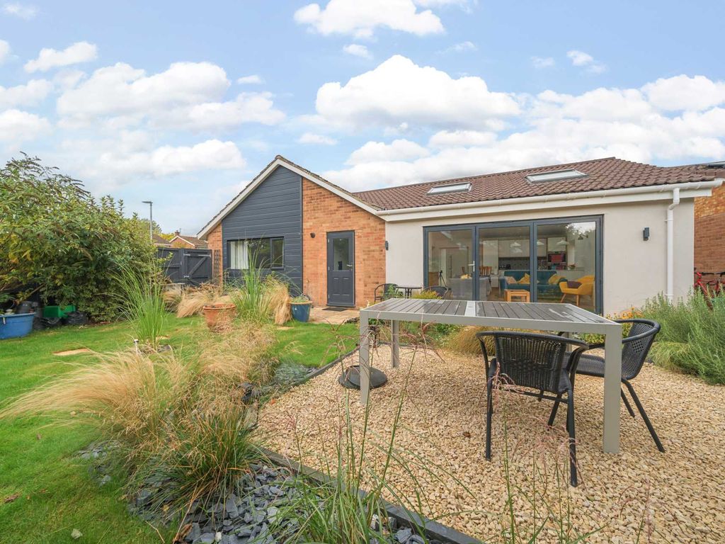 4 bed detached bungalow for sale in Meadway, Harrold MK43, £575,000