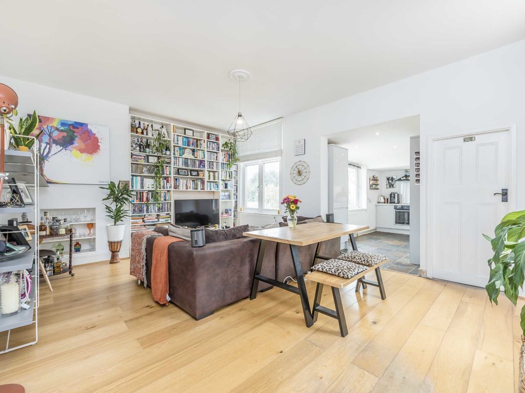 3 bed flat for sale in Oakdale Road, London SW16, £475,000