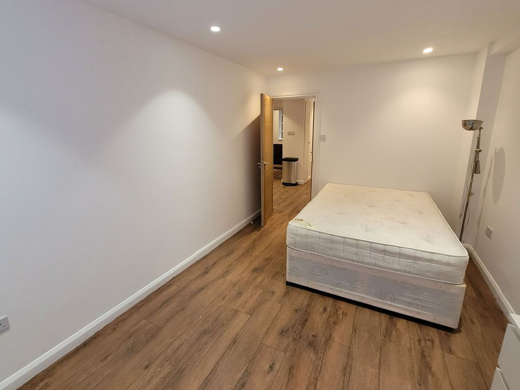 2 bed flat for sale in Shepherds Bush Road, London W6, £370,000