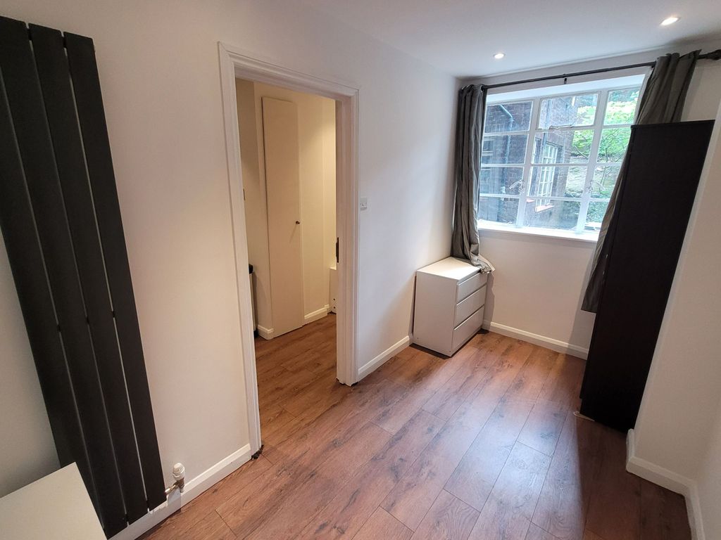 2 bed flat for sale in Shepherds Bush Road, London W6, £370,000