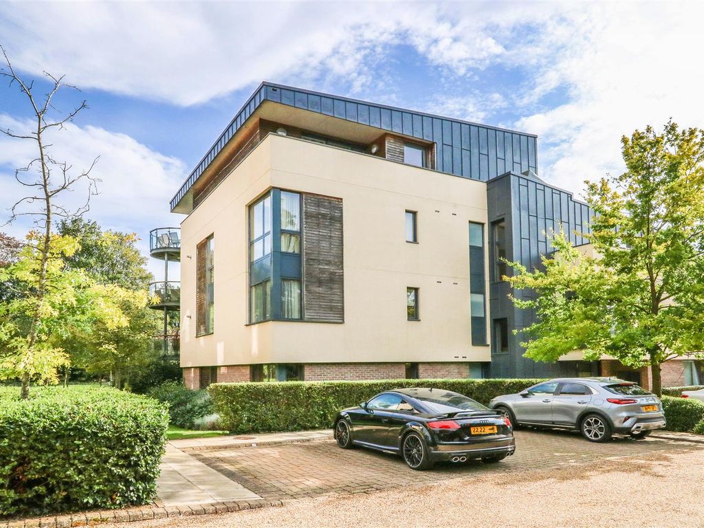2 bed flat for sale in Meridian Gardens, Newmarket CB8, £360,000