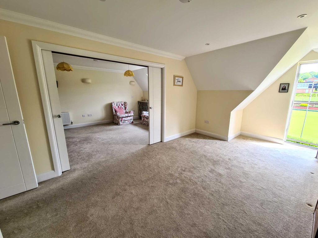 2 bed flat for sale in Fleur De Lis, London Road SN8, £385,000