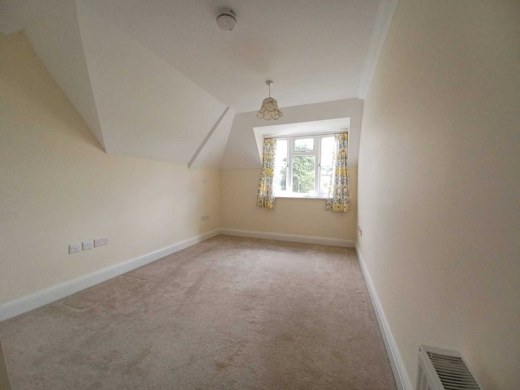 2 bed flat for sale in Fleur De Lis, London Road SN8, £385,000