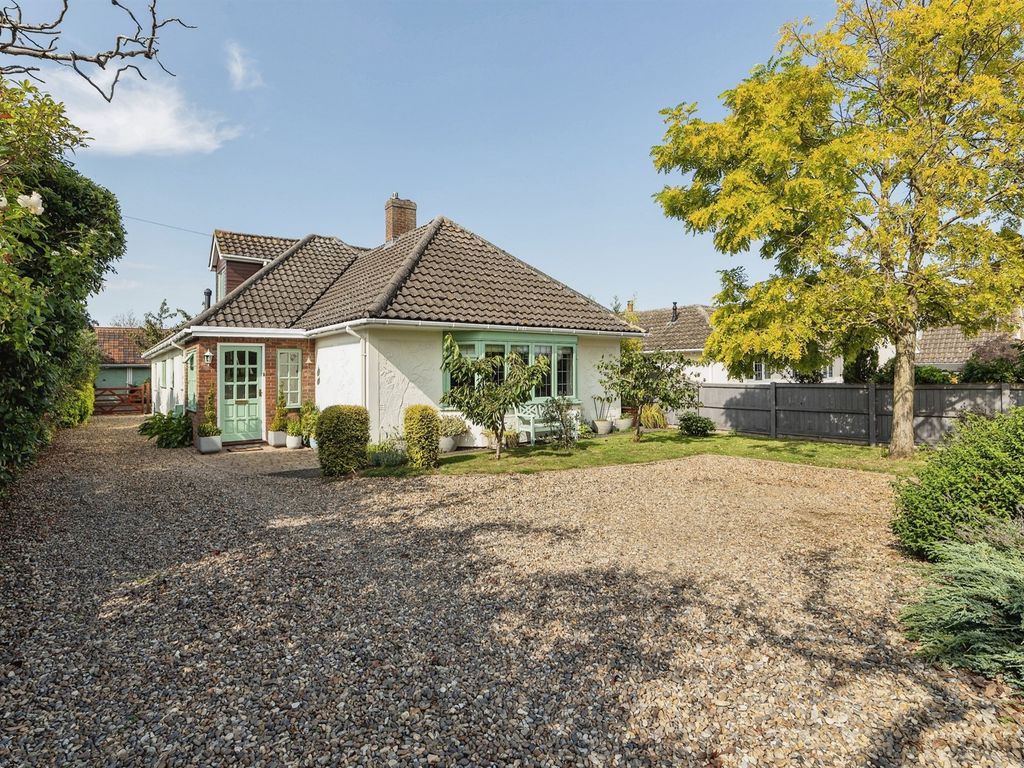 4 bed detached bungalow for sale in Hargham Road, Attleborough NR17, £575,000