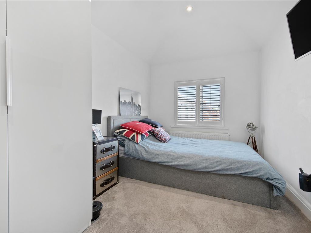 3 bed end terrace house for sale in Brockenhurst Road, Ascot SL5, £450,000