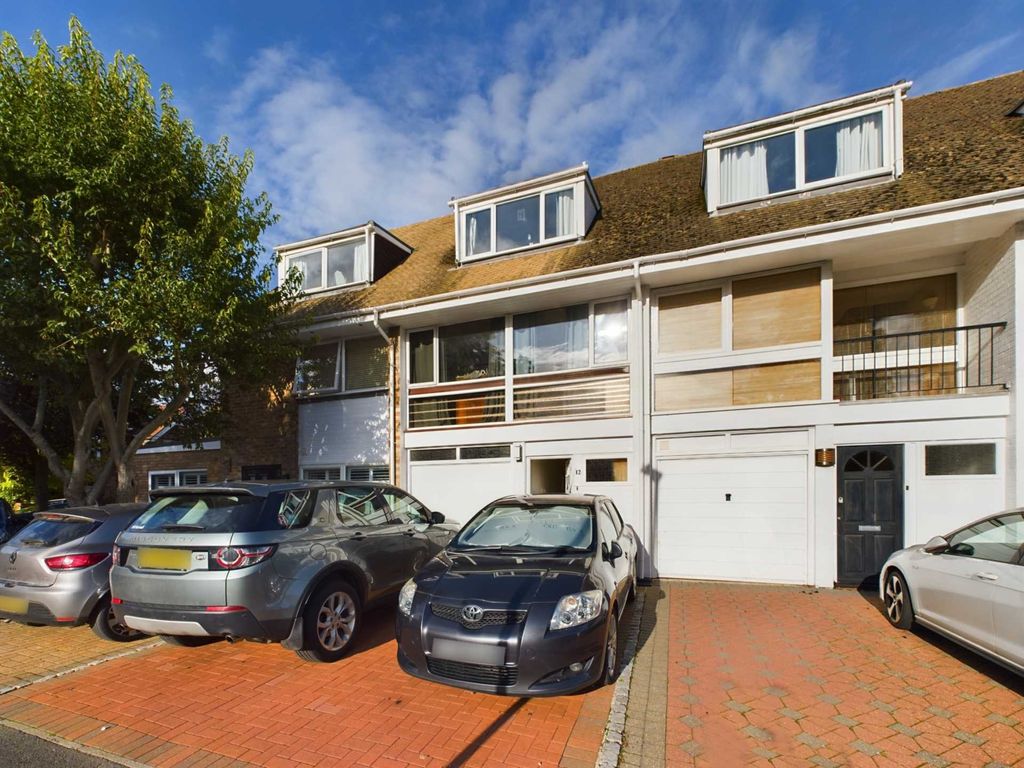 3 bed town house for sale in Beaufort Gardens, Marlow SL7, £710,000