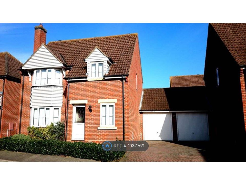 3 bed detached house to rent in Cypress Court, Dunmow CM6, £1,750 pcm