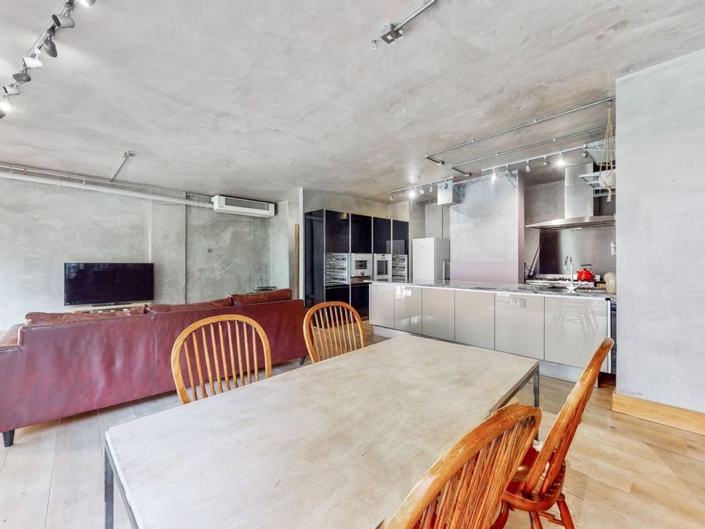 1 bed flat for sale in Glasshouse Yard, London EC1A, £645,000