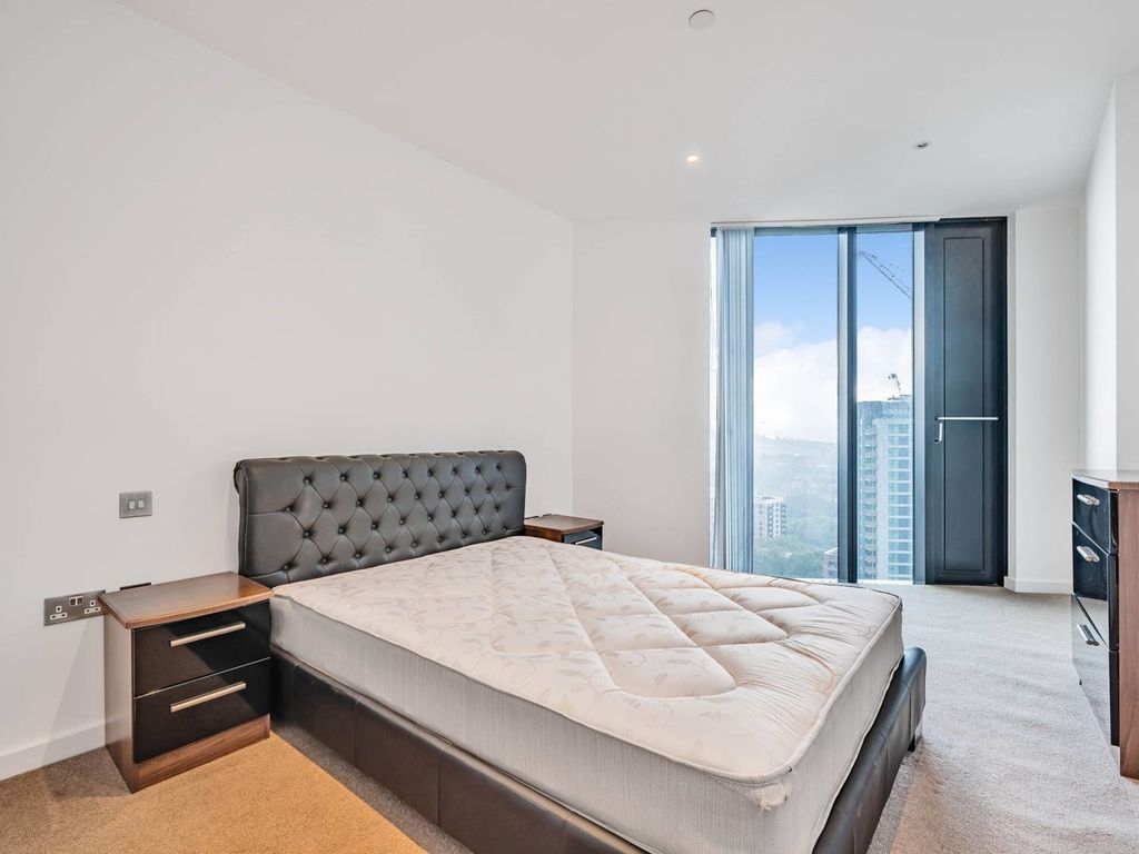 1 bed flat for sale in Strata, Elephant And Castle, London SE1, £475,000