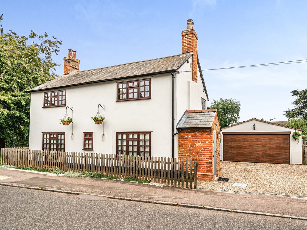 4 bed detached house for sale in Shefford Road, Clifton SG17, £650,000