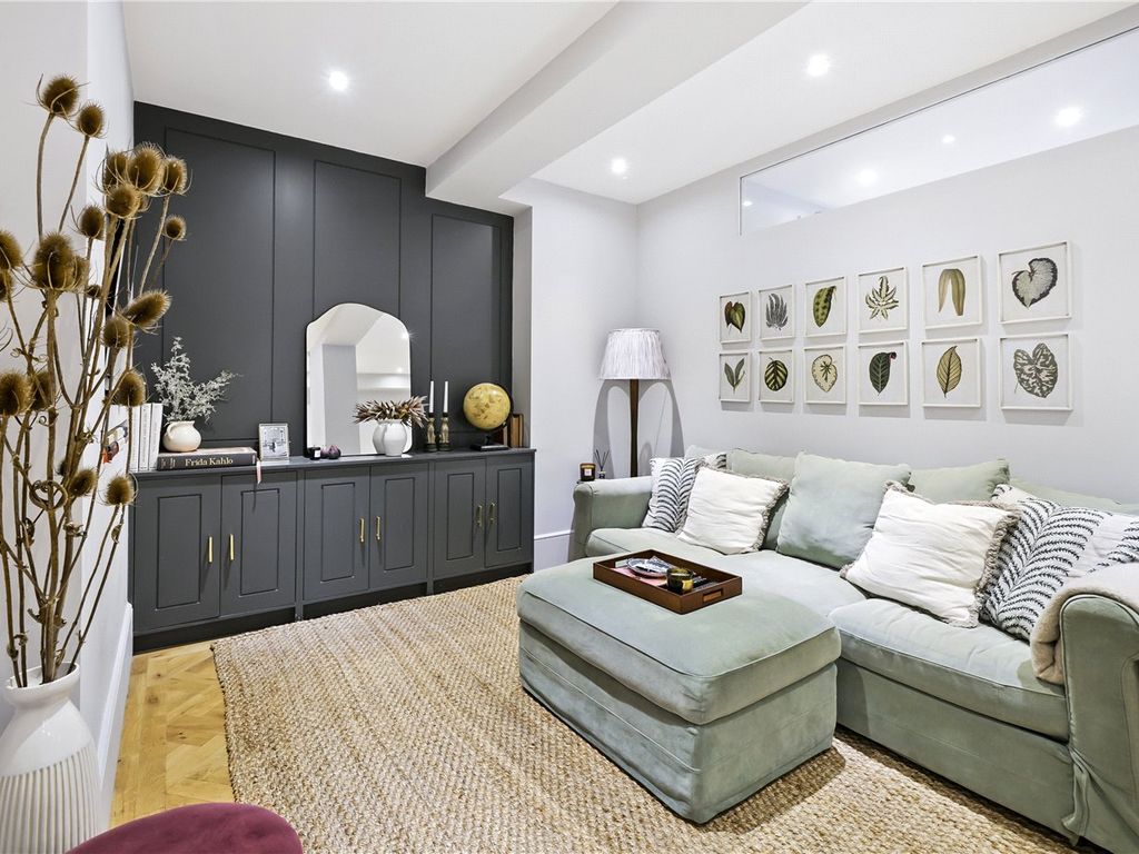 2 bed flat for sale in Arundel Gardens, London W11, £1,350,000