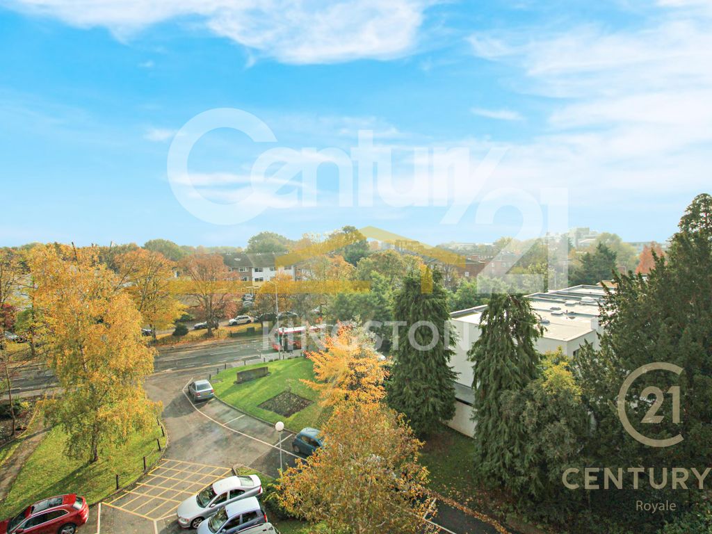 2 bed flat for sale in Kingston Hill, Kingston Upon Thames KT2, £350,000