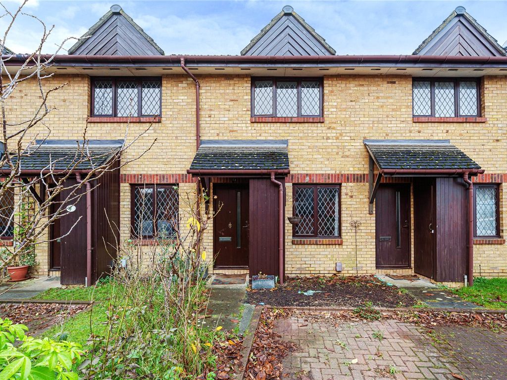 2 bed terraced house for sale in Abbey Close, Wokingham, Berkshire RG40, £360,000