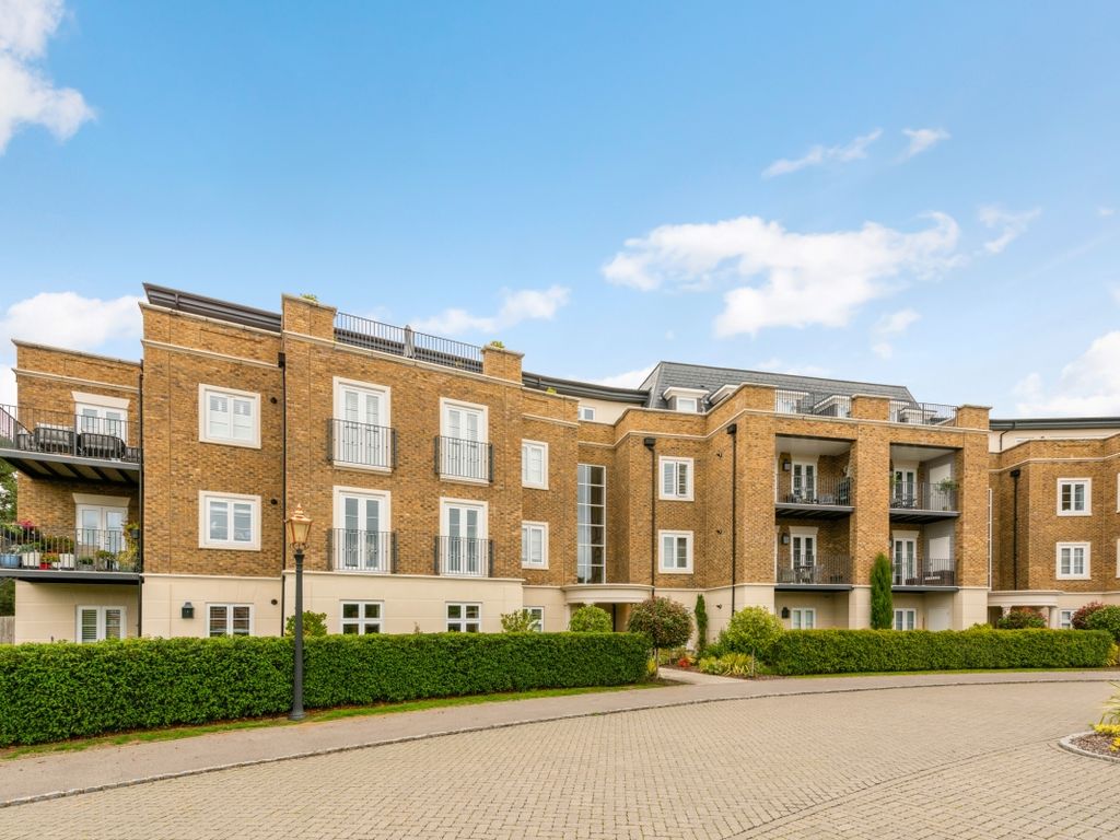 2 bed flat to rent in Kingswood, Ascot SL5, £3,250 pcm