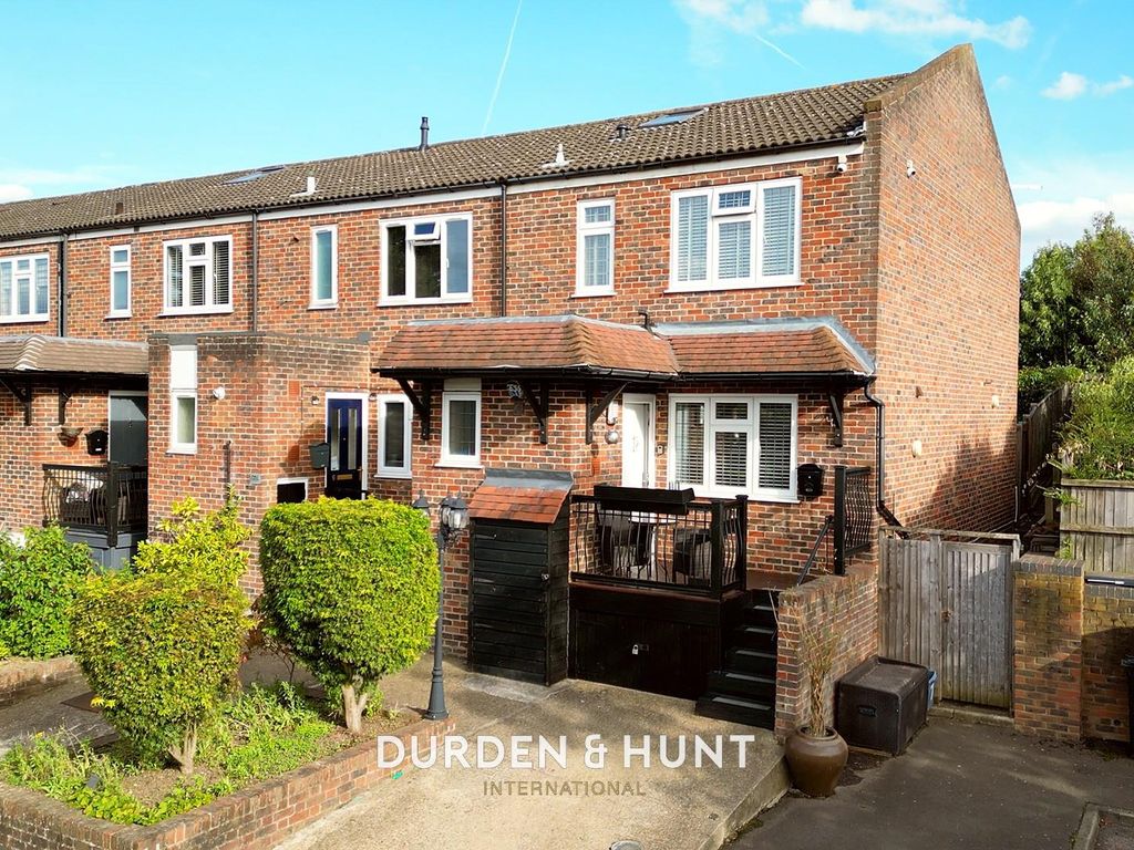 3 bed end terrace house for sale in Thatchers Close, Loughton IG10, £500,000