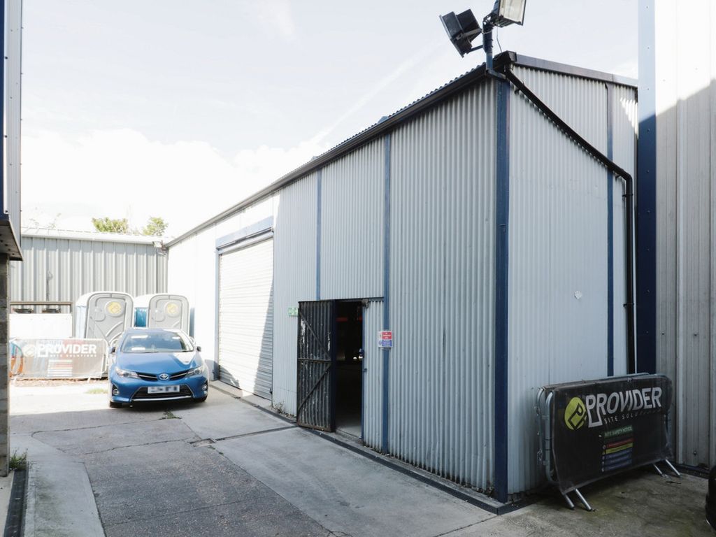 Warehouse to let in Stock Road, Southend-On-Sea SS2, £12,500 pa