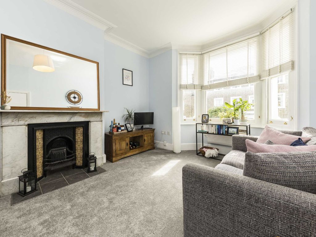 2 bed flat for sale in The Park, London W5, £425,000