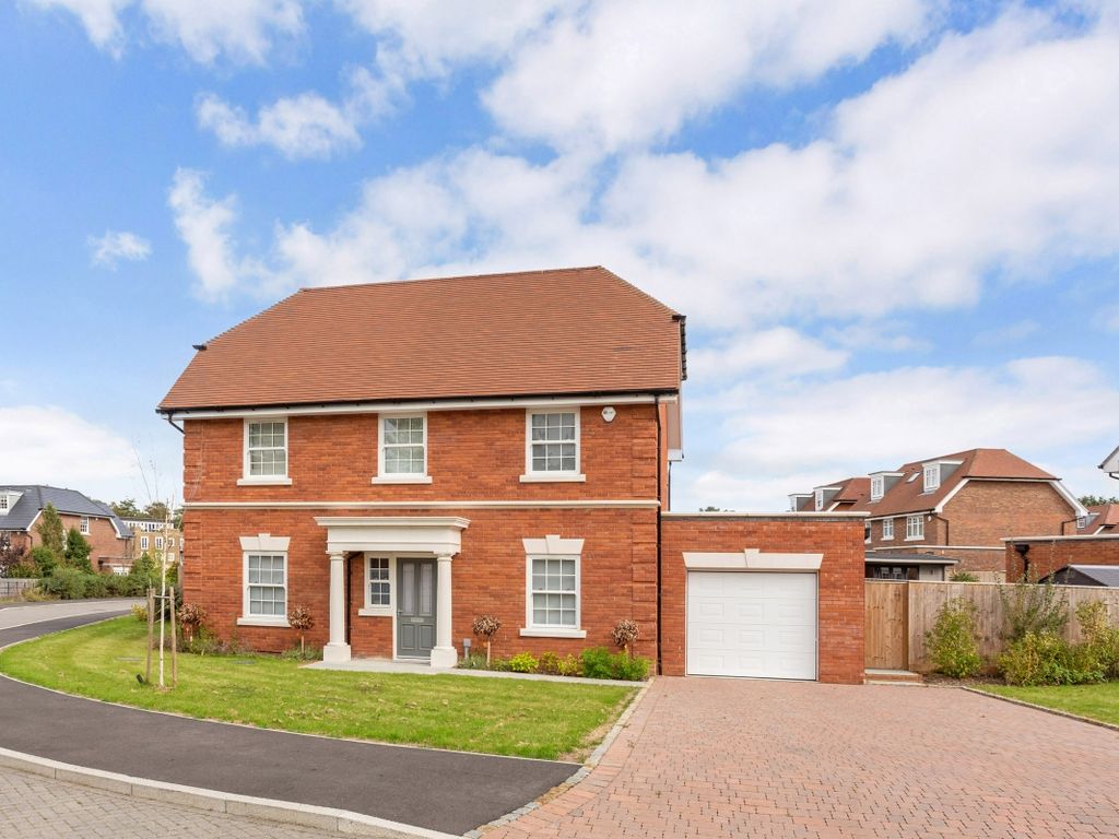 5 bed detached house to rent in Kingswood, Ascot SL5, £5,500 pcm