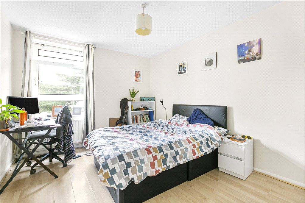 2 bed flat for sale in Askill Drive, London SW15, £465,000