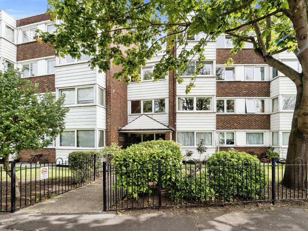 2 bed flat for sale in Broomhill Road, Woodford Green IG8, £375,000