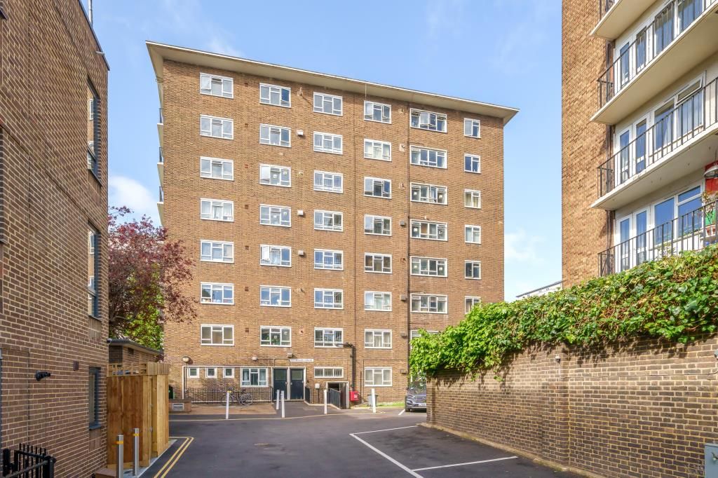 1 bed flat for sale in Reynolds House, St Johns Wood NW8, £500,000