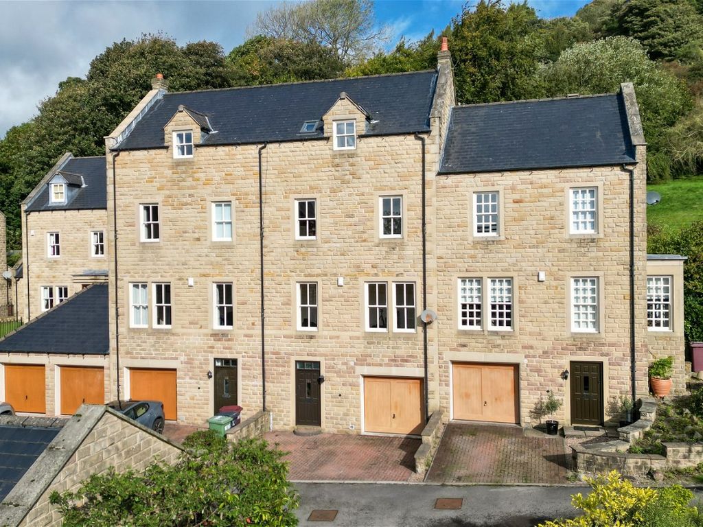 3 bed town house for sale in Malthouse Lane, Ashover, Chesterfield S45, £435,000