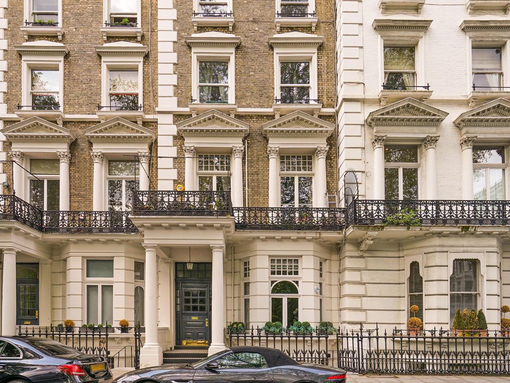 2 bed flat for sale in Courtfield Gardens, London SW5, £1,295,000
