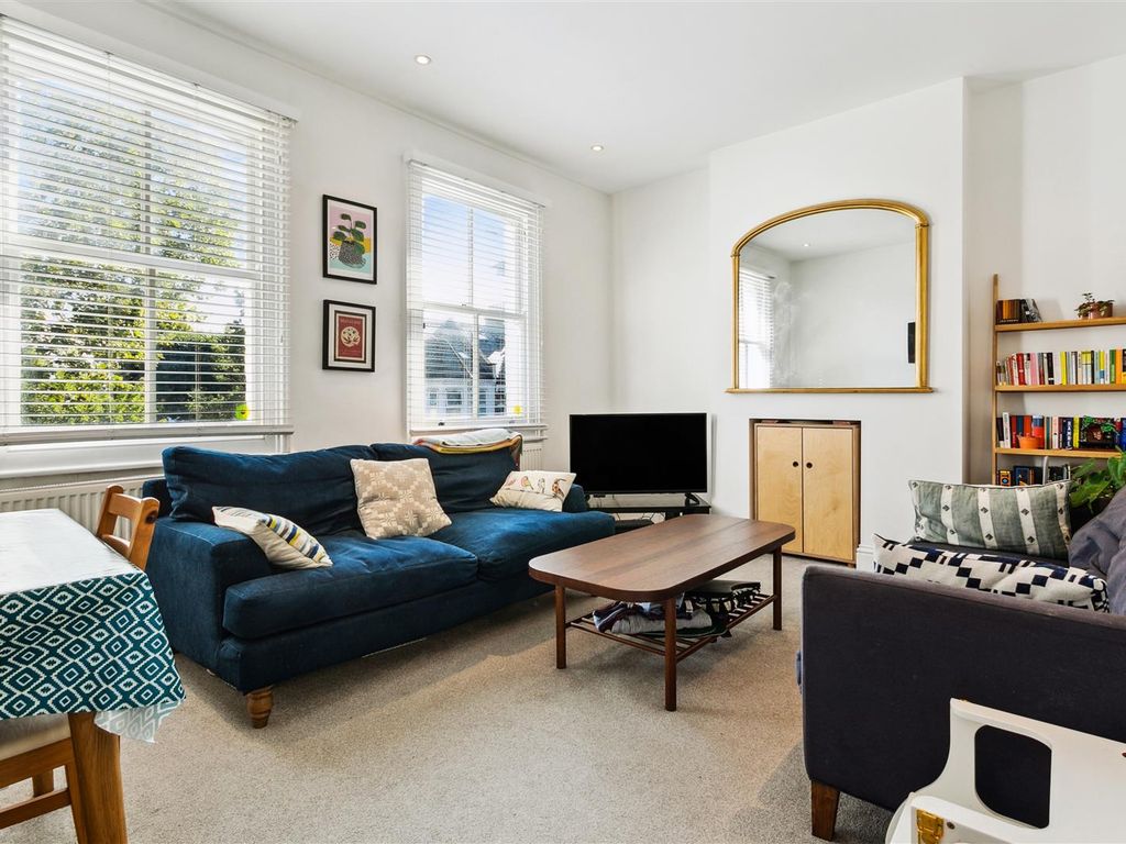 2 bed flat for sale in Acton Lane, London W4, £575,000