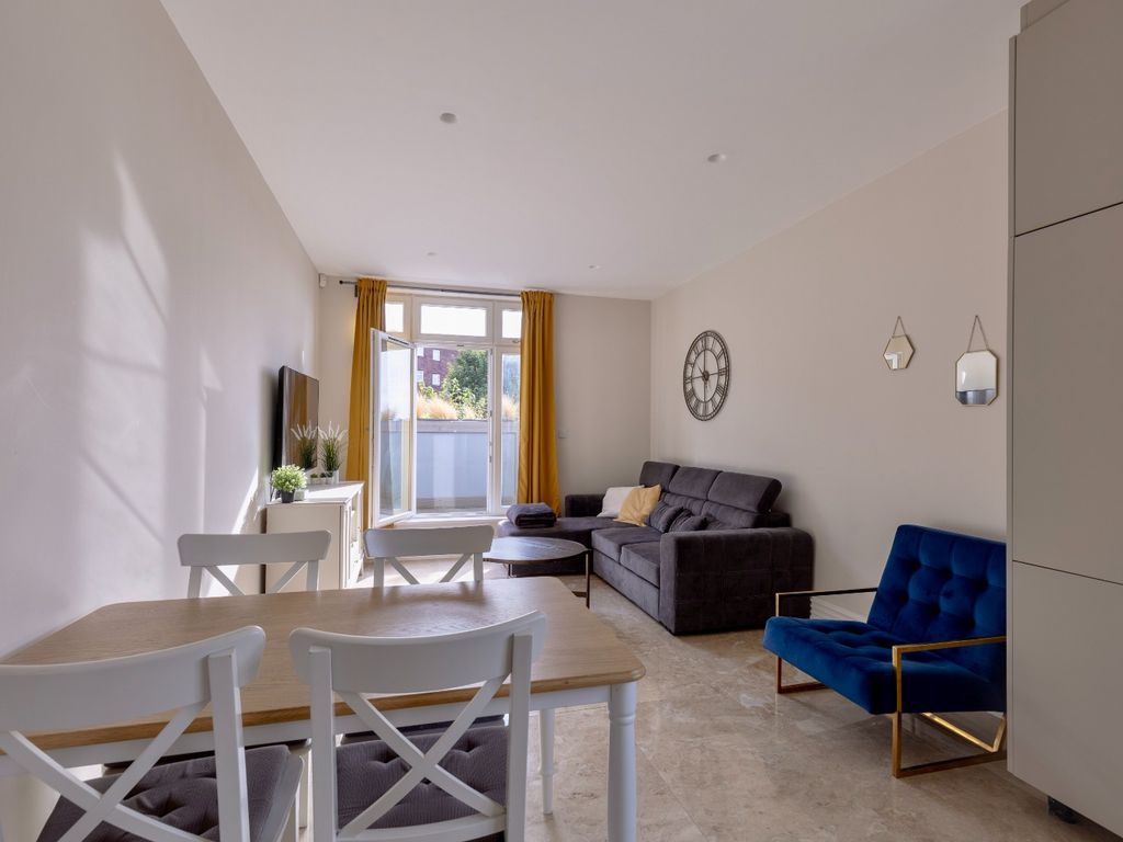2 bed flat for sale in Brampton Grove, London NW4, £600,000