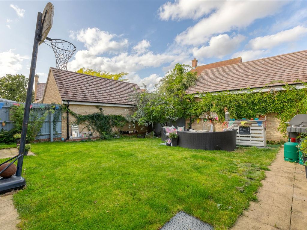 3 bed detached house for sale in Chervil Road, Stotfold SG5, £495,000