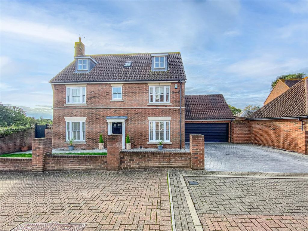 5 bed detached house for sale in Vicarage Court, Southminster CM0, £699,995