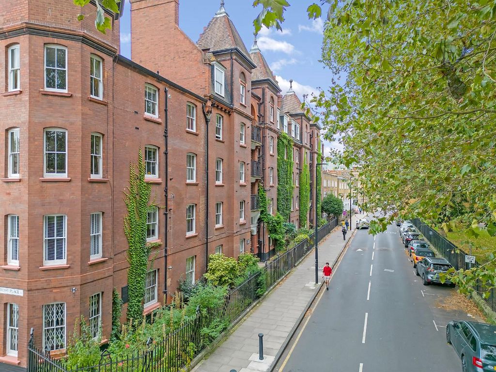 1 bed flat for sale in Dunstan Houses, Stepney Green, London E1, £395,000