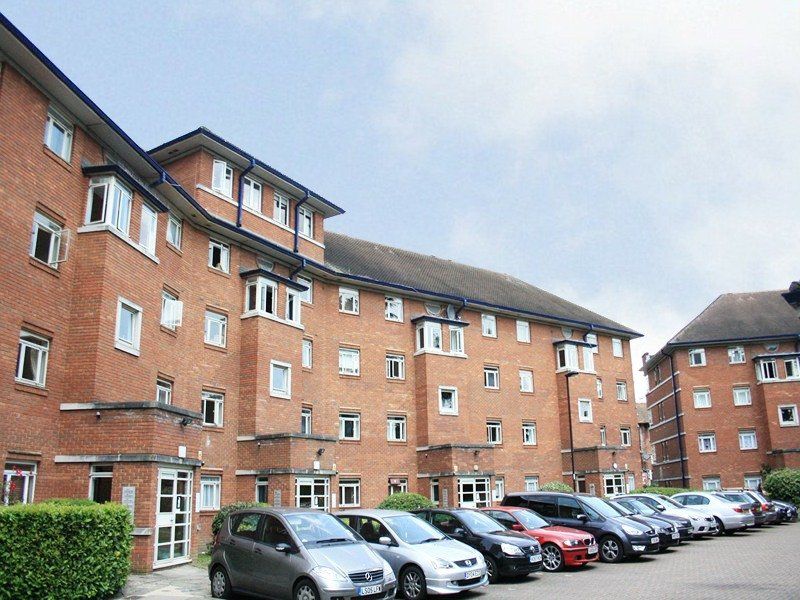 2 bed flat for sale in Bourneside Crescent, Southgate N14, £360,000