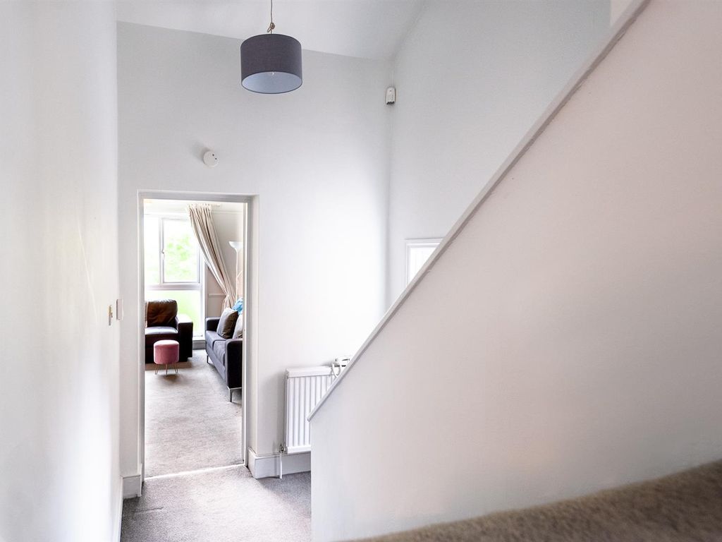 2 bed flat for sale in Alexandra Grove, London N4, £450,000