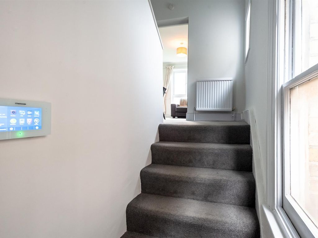 2 bed flat for sale in Alexandra Grove, London N4, £450,000