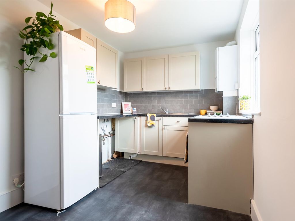 2 bed flat for sale in Alexandra Grove, London N4, £450,000